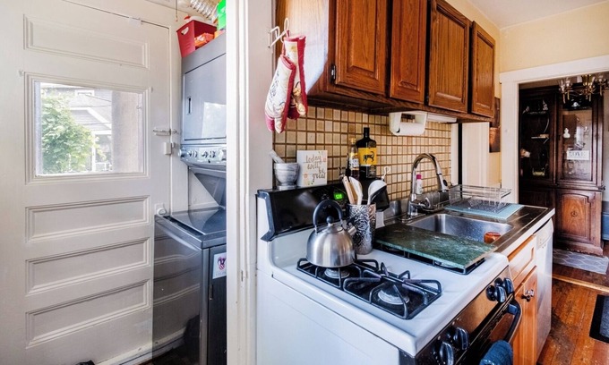 High Street Hill Apartment | Brookline 3BR Wi-fi, Grill, Parking, Near T