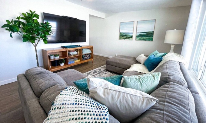 Murray House | Brooklyn's Cozy Rambler: Modern Comfort in a Prime Location