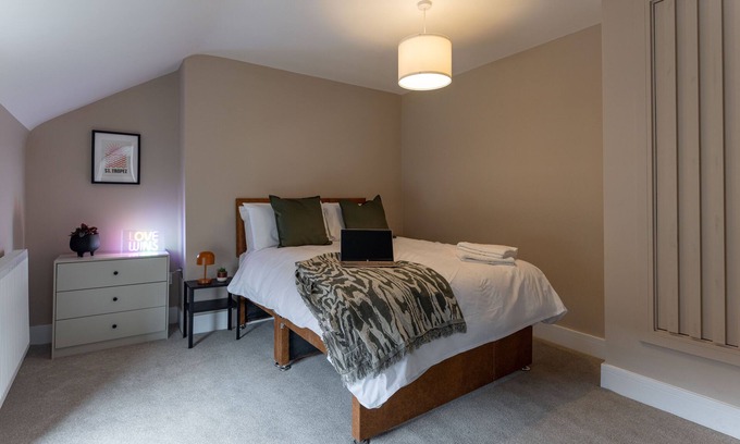 Liverpool Apartment | Broughton Place 4: 2BR Modern Flat in Liverpool