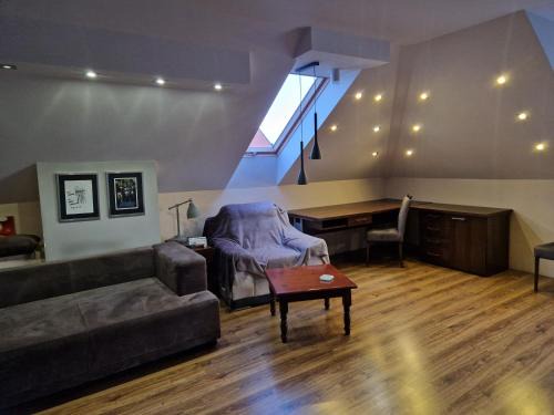 Pierwoszyno House | Brown room F in house