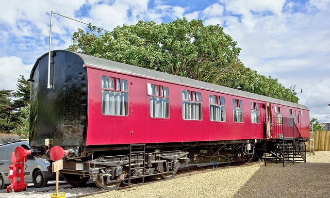 Dawlish Warren Ski Chalet | Brunel Boutique Railway Carriage 2