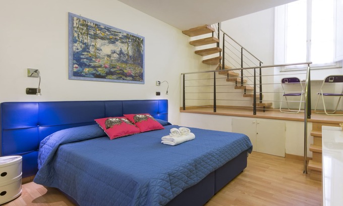 Duomo Apartment | Brunelleschi Apt next to the Duomo, A / C, washing machine. Central location
