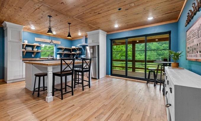 Little Flock House | Brush Creek Cottage On 112 Acres of Land Sleeps 6