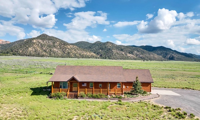 Panguitch Cabin | Bryce Canyon Retreat, Awesome Paunsaugaunt cabin - Incredible views on private l
