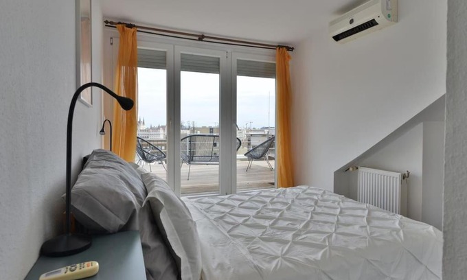 Vizivaros Apartment | Buda Batthiany Square, 6