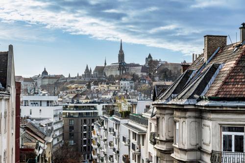 Orszagut Apartment | Buda Top Floor Apartment with Terrace & View