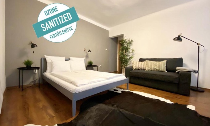 Inner City Budapest Apartment | Budget Apartment by Hi5- Károly 16