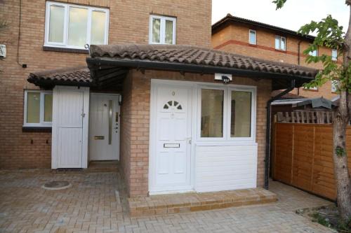 Thamesmead East Ski Chalet | Budget Ensuite Room in Thamesmead