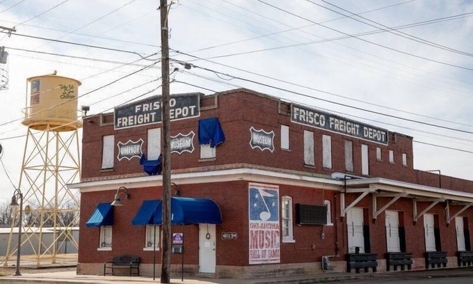 Muskogee Hotel | Budget-Friendly Stay at Knights Inn Muskogee! 4 Comfortable Units, Free Parking