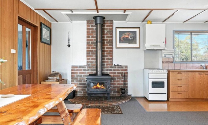 Miena Apartment | Bull’s Tavern Cabin – Cozy Lakeside Escape in Miena, Tasmania
