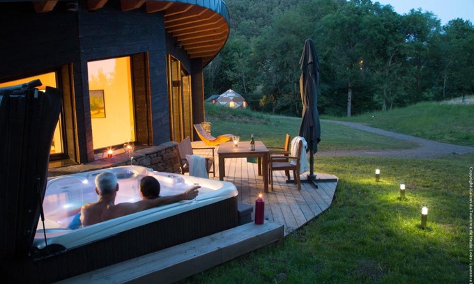 Queyrieres Cabin | Bulle de Bois, écolodge insolite avec spa privatif au milieu des volcans - Bulles d'Herbe