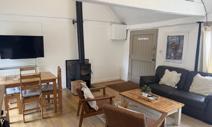 Lechlade Cottage | Bullpen Cotswolds Cottage Farm Stay With Pool: