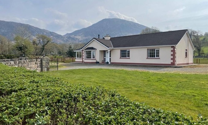 Ardnatrush House | Bun na Sleibhte (bottom of the mountains) majestic, idyllic mountain views