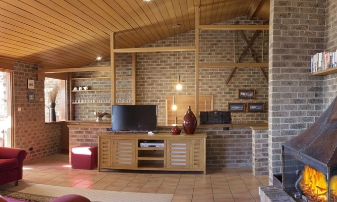 Jindabyne House | Bundilla 4 - 3BR l Balcony l BBQ l Lake Views l WiFi l Air-Con