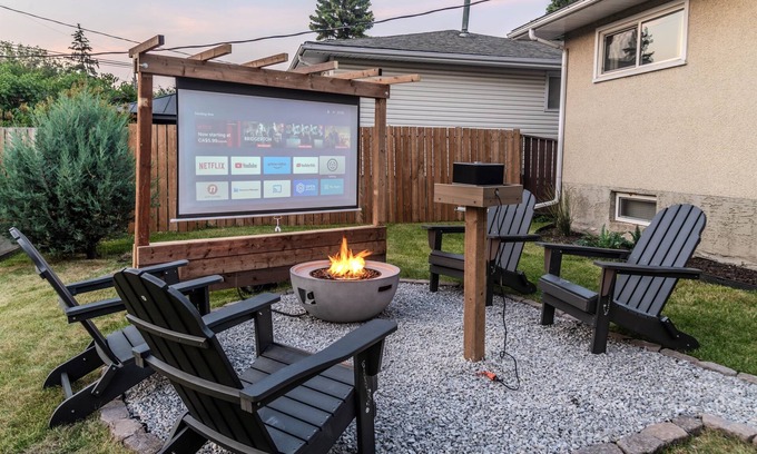 Jasper Place House | Bungalow Bliss»Central AC»Walk to WEM»Fun for All!