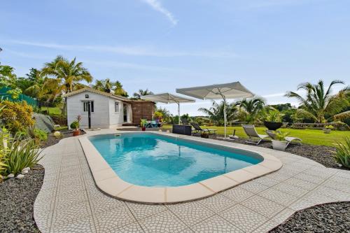 Circuit 1C1 House | Bungalow charmant à Petit Bourg avec piscine partagée