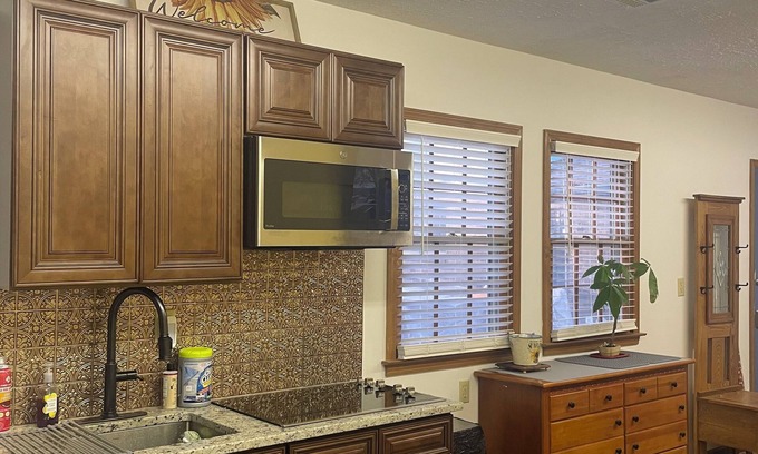 Lithonia House | Bungalow for 2 near all of metro Atlanta major events. 20 minutes from downtown.