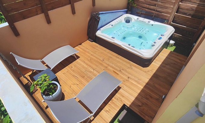 Saint-Pierre House | Bungalow for 2 with Jacuzzi
