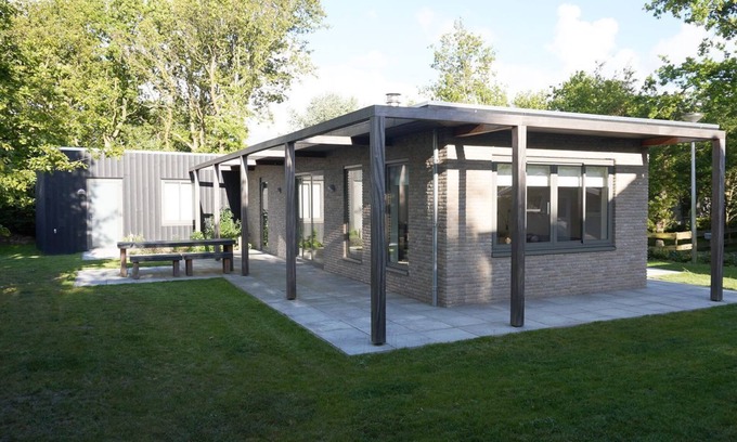 Ouddorp House | Bungalow in a unique place where nature and design are intertwined, with a large garden.