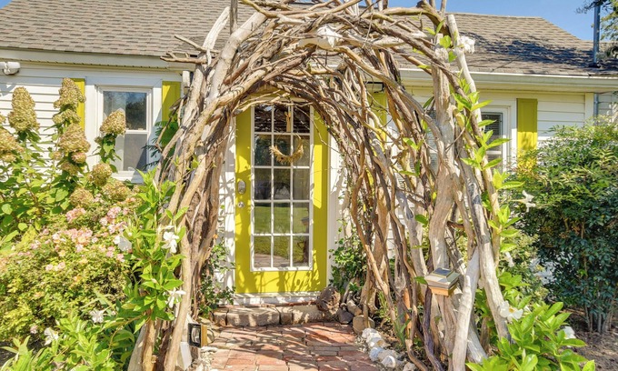 Cape Charles Cottage | Bungalow w/Large Yard: 8 Mi to Cape Charles Beach