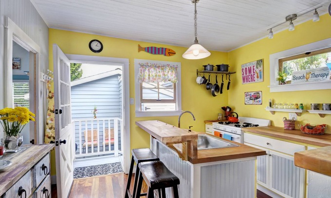 South Redondo Cottage | Burnham Beach Cottage #3- Block To Beach!