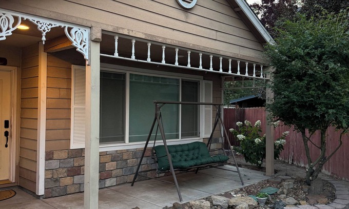 Redmond House | Burt’s Base Camp in the hub of Central Oregon. Close to everything outdoors.
