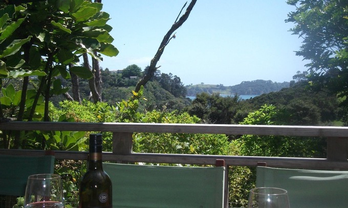 Onetangi Cottage | Bush Beach Delight - Onetangi Holiday Home