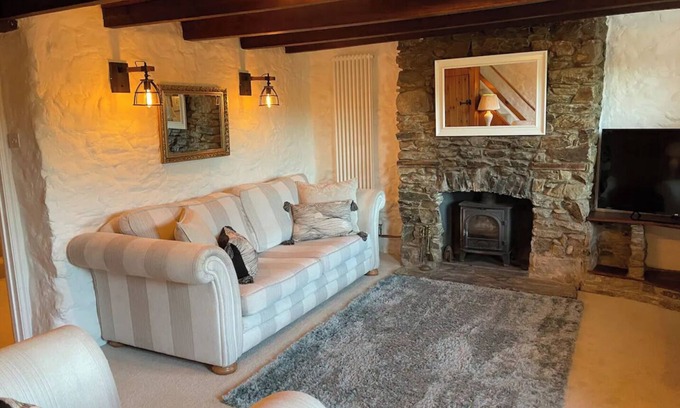 St. Blazey Cottage | Buttercup Cottage, located in the gateway to Eden!