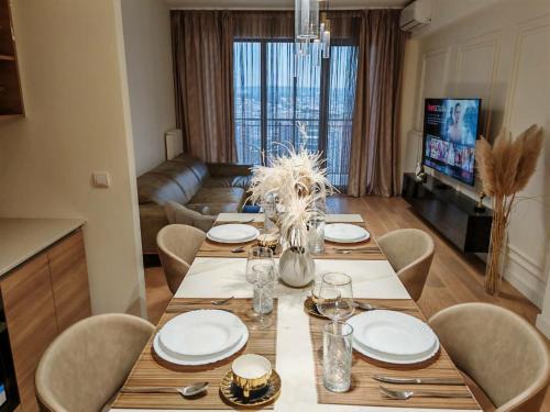 Sarajevska Apartment | BW SkyVerde on 21st - River & Tower View