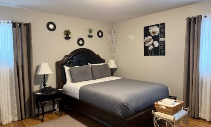 South Gate House | BWI, Annapolis, DC, Baltimore, USNA family-sized house with a game room and deck