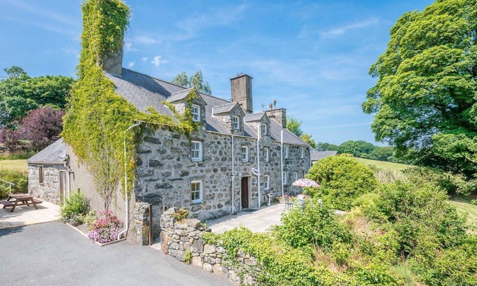 Criccieth Cottage | Bwthyn-Betws | Character Holiday Cottage With Mountain Views