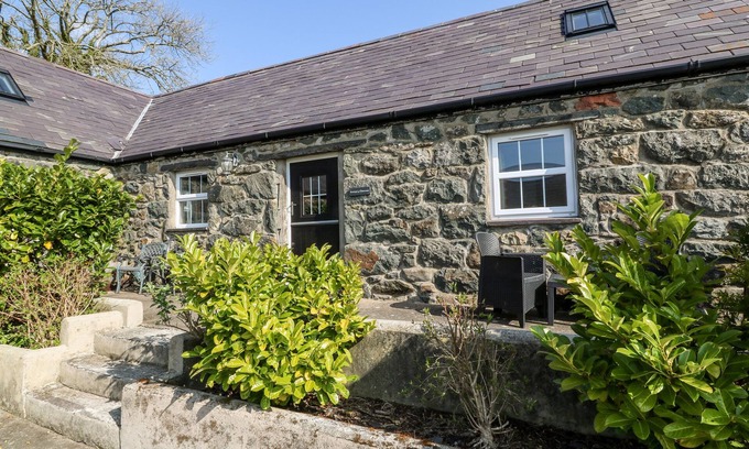 Rhyd-y-clafdy Cottage | BWTHYN Y DDERWEN (OAK COTTAGE), pet friendly in Pwllheli