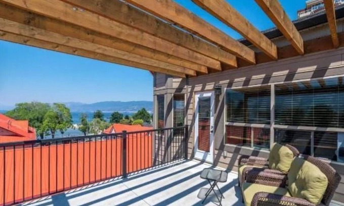 Okanagan-Similkameen Condo | By the Peach Pit - Simi's Lakeside Lounge w/Lake view 2 storey penthouse condo