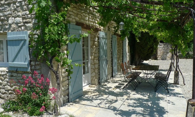Clansayes Ski Chalet | Côté Sud, charming stone gîte with private swimming pool, Drôme