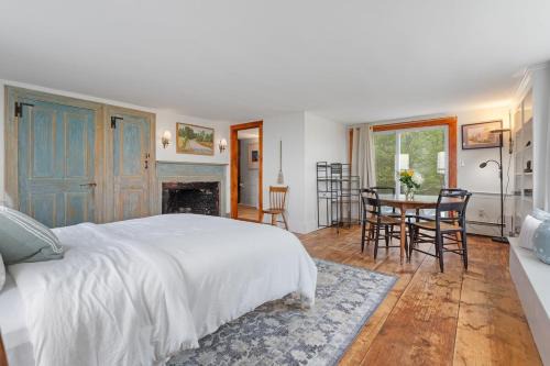 Loudon Apartment | C-Sarah Whitehouse Suite on Miles Smith Farm
