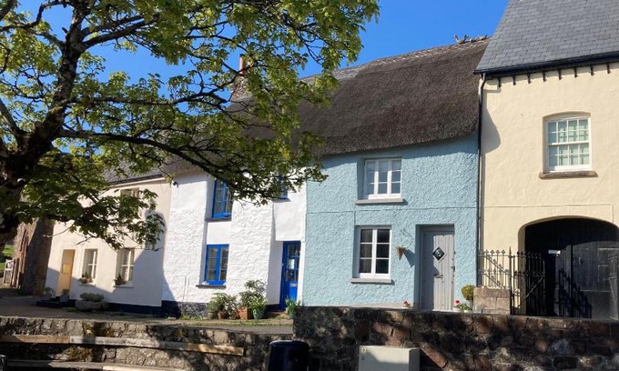 Hatherleigh House | C17 Thatched Cottage in Historic Devon Market Town