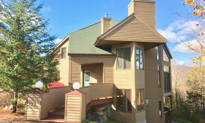 Bretton Woods House | C6 Renovated Townhome a short walk from the slopes! Dog Friendly!