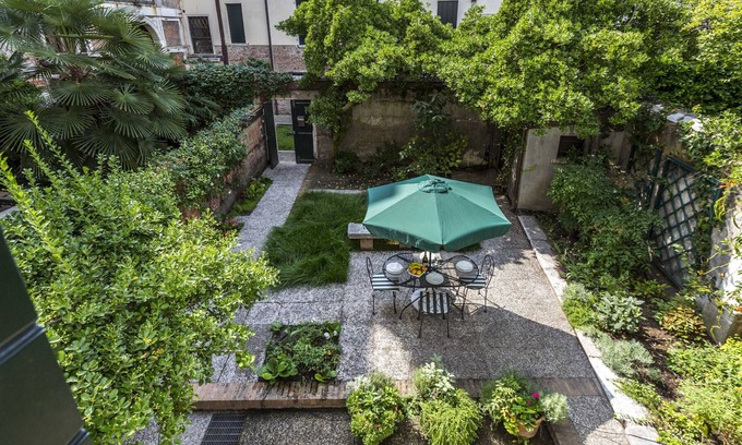 Dorsoduro Apartment | Ca' Carmini with Private Garden