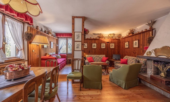 Cortina d'Ampezzo Apartment | Ca' del Molin, large apartment with balcony and garage