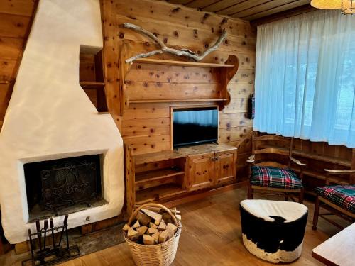 Cortina d'Ampezzo Historic Centre Apartment | Ca Dolomia, 5 minutes from center and slopes