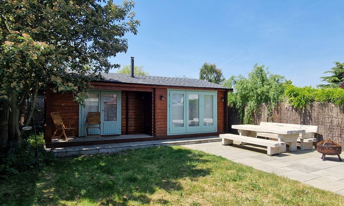 Margate Cabin | Caban Cwtch - Log fire, pool table, fire pit, BBQ, hot tub cinema: Dog friendly