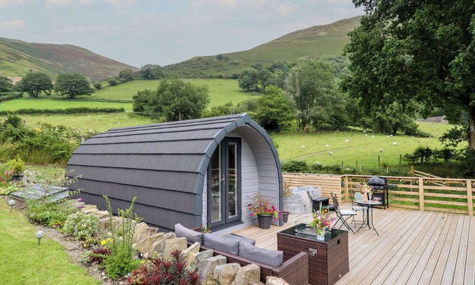 Dinas Mawddwy Cottage | CABAN TIRION, romantic, with hot tub in Dolgellau