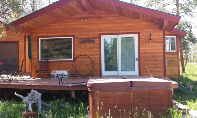 Tabernash Cabin | Cabin 3Mi from Fraser/10mins to WP skiing, W/D, Garage, Hot Tub