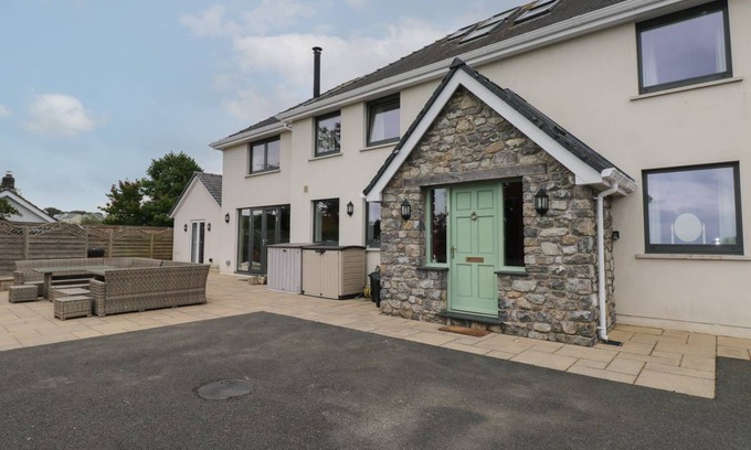 Oldwalls Cottage | Cabin ∙ 8 bedrooms ∙ 15 guests