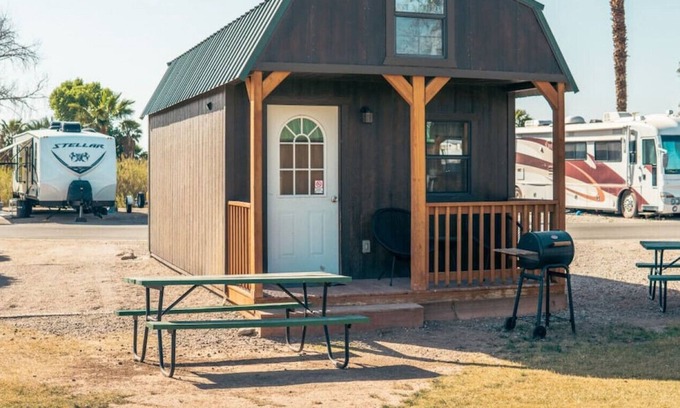 Ehrenberg Cabin | Cabin 8 - Deluxe Family Cabin