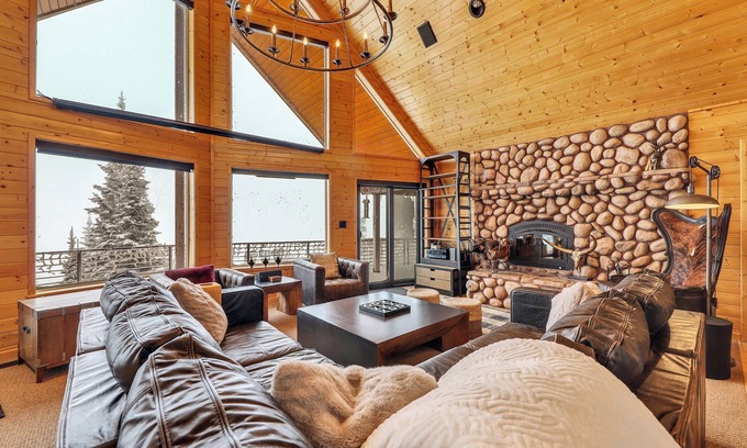 Brian Head Cabin | Cabin Bones: Luxury Mountain Getaway with Stunning Views and Amenities