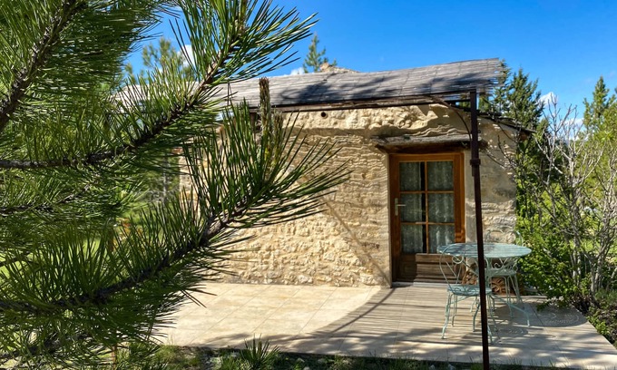 Sigonce Cabin | Cabin-Ensuite with Bath-Cabane en pierre