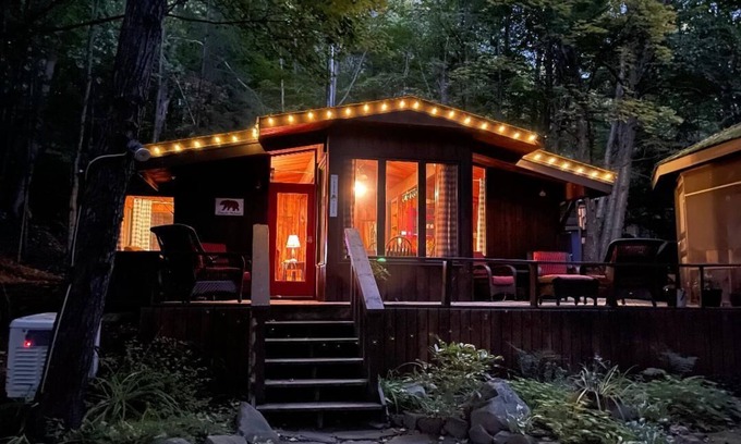 Huntsville House | Cabin in Muskoka for Two with a Private Hot Tub and Close to the Lake