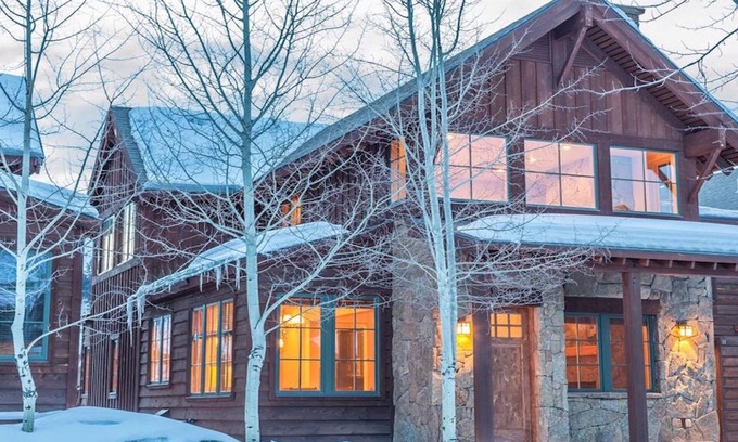 Big Sky House | Cabin in the Heart of Town - WALK to SKI SHUTTLE