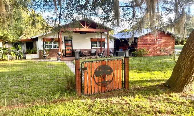 Oak Hill House | Cabin Modern Comforts to Fish+ Cruise+Beach+Daytona Racing+Orlando Theme Parks!